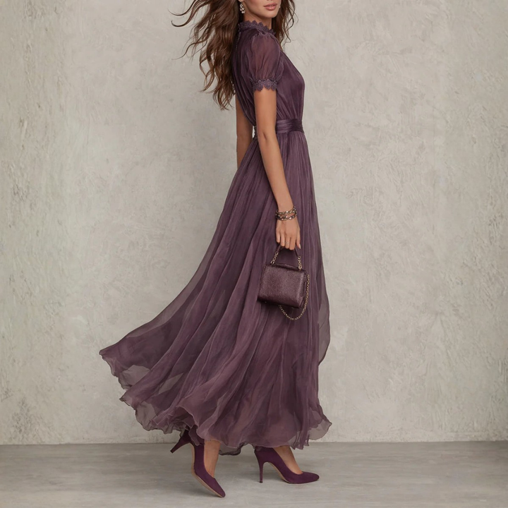 Vivienne | Pitkähihainen pitsireunainen chiffon-maksimekko
